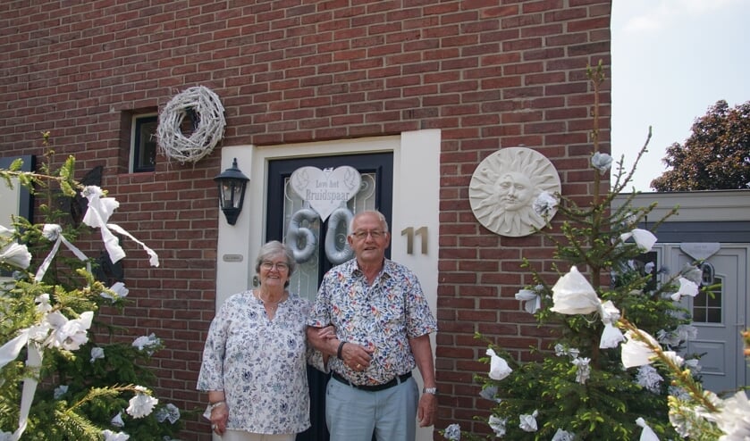 <p>Henk en Geertje Elburg-Wevers voor hun versierde woning. Foto: Frank Vinkenvleugel</p>