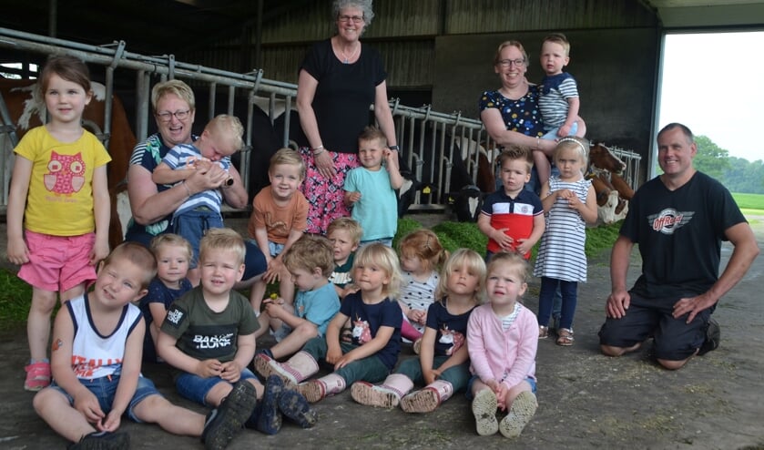 <p>De peuters en hun leiding op bezoek bij de boerderij van Groot Roessink. Foto: PR</p>