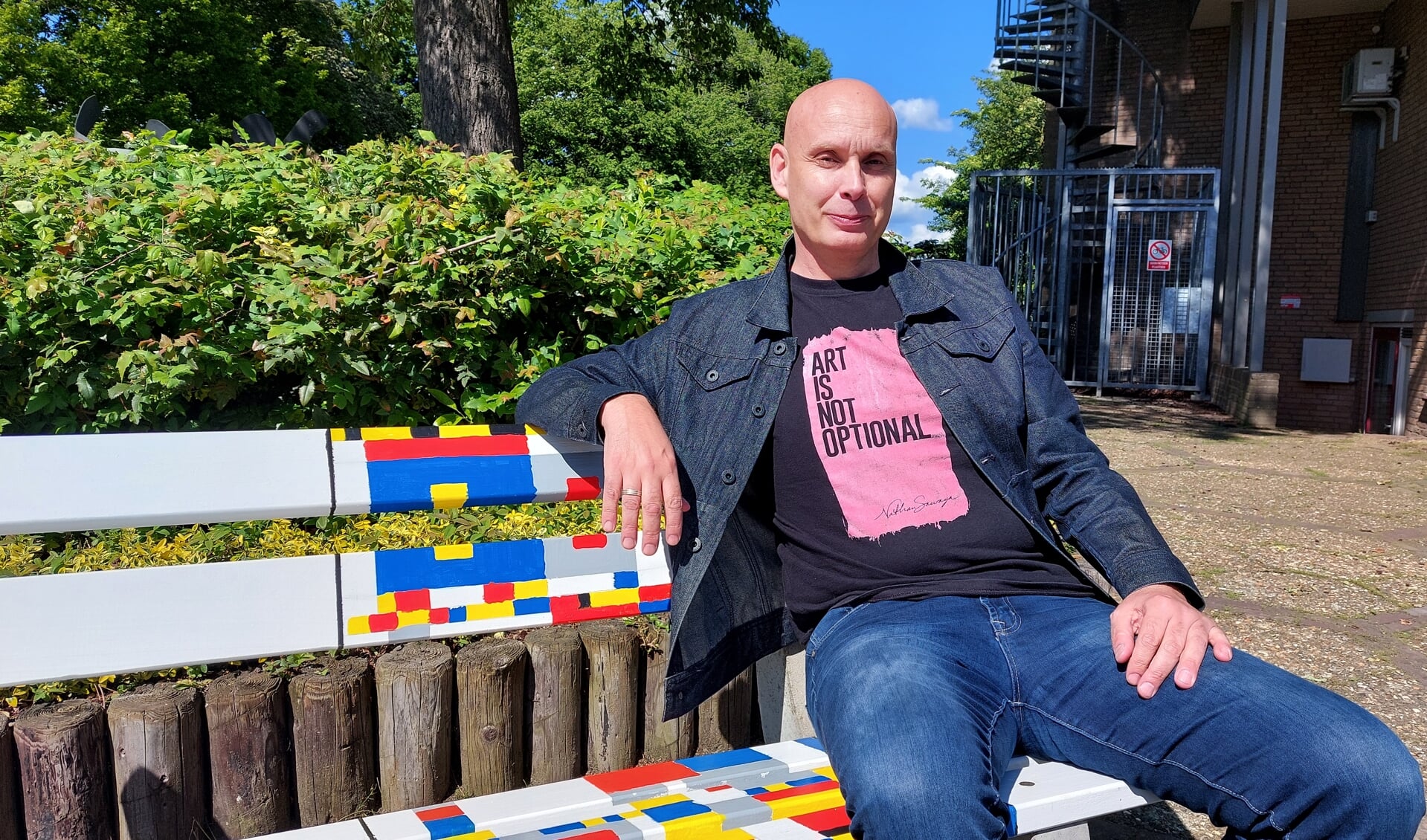 Gerben Grooten op het Mondriaanbankje bij Boogie Woogie. Foto: Han van de Laar