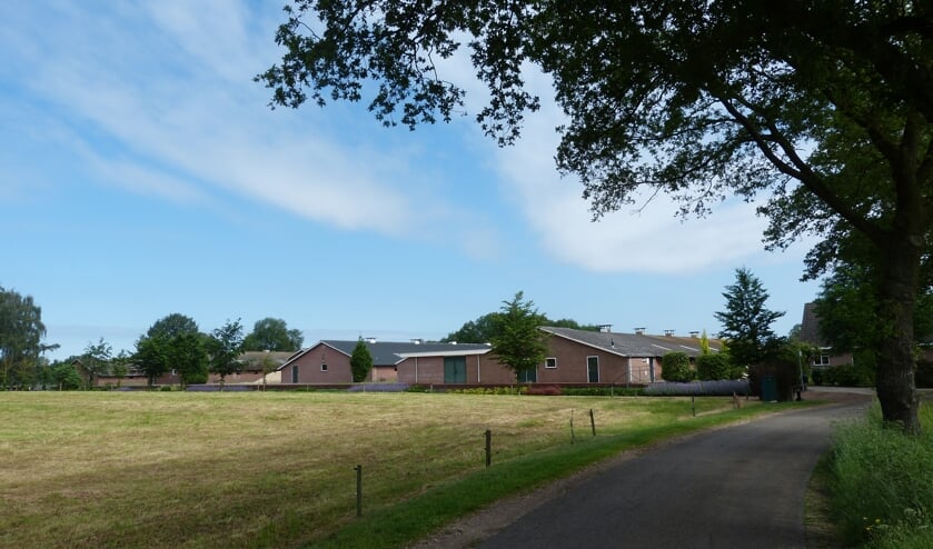 Vier kippenschuren verdwijnen, vier woningen zullen verschijnen. Foto: Bernhard Harfsterkamp