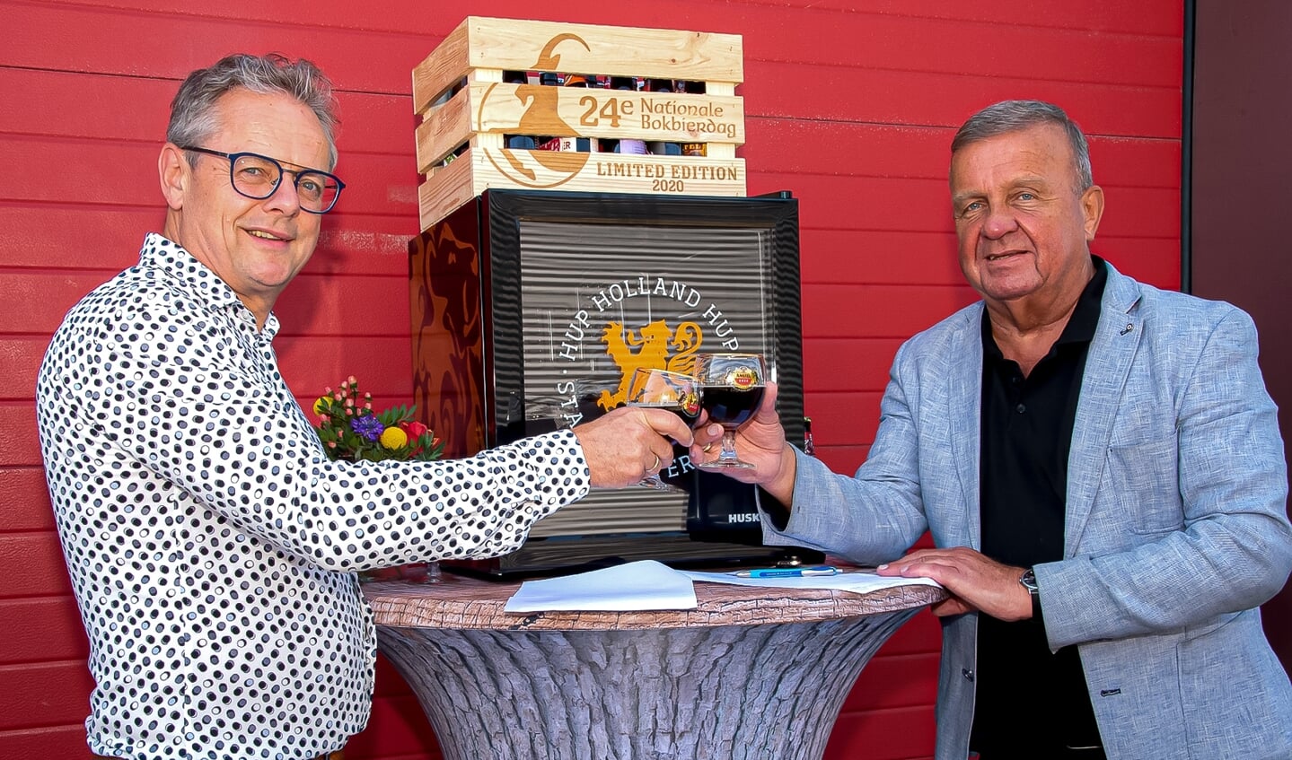 Gerrit Nijenhuis van Domest (l) proost met voorzitter Cor ten Barge op het sponsorschap. Foto: Willem Feith