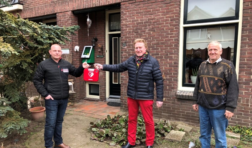 <p>Overhandiging van de buurt-AED in de Kortestraat, van links naar rechts, initiatiefnemer Richard Oberink, Johan G. Esendam, voorzitter Hart4Winterswijk en Johnny Lens waar de AED hangt. Foto: Wim Kos.</p>