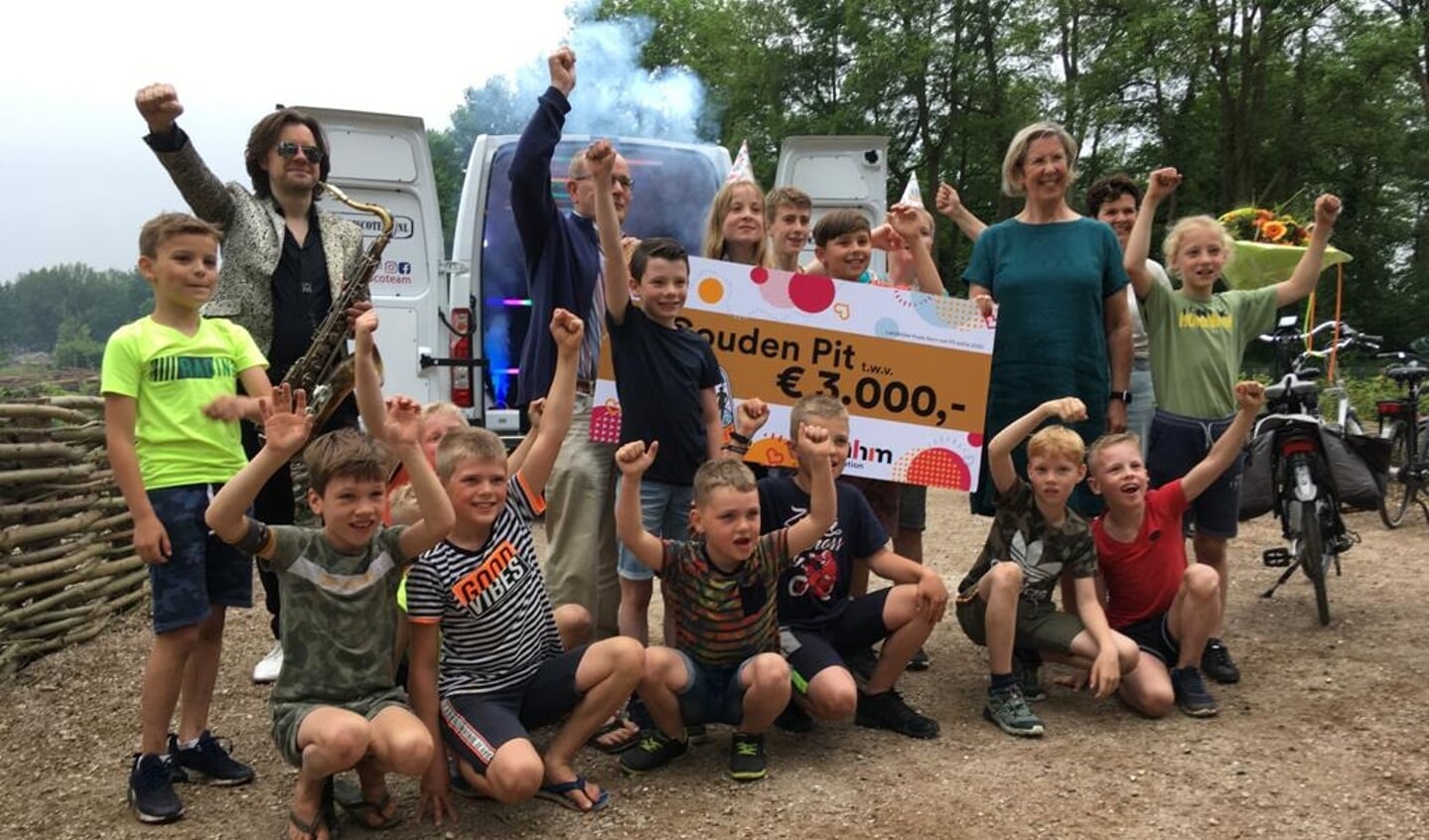 De Gouden Pit gaat naar De Heurne; Annemarie Jorritsma reikte de cheque uit. Foto: PR/KNHM