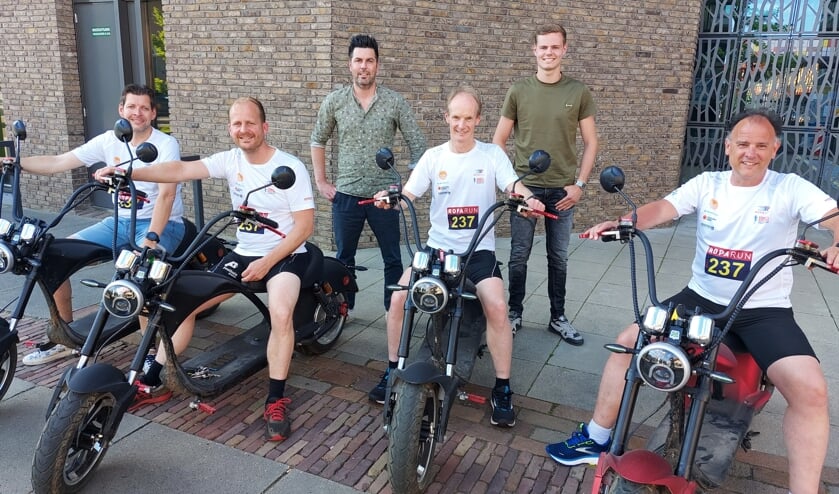 Linksvoor: Martijn Obbink, Mark Vaartjes, Theo Schreurs en Ruud Storck van 100%Running Winterswijk. Linksachter Bob de Jongh en Bart Meekes van E-Chopper. Foto: Han van de Laar