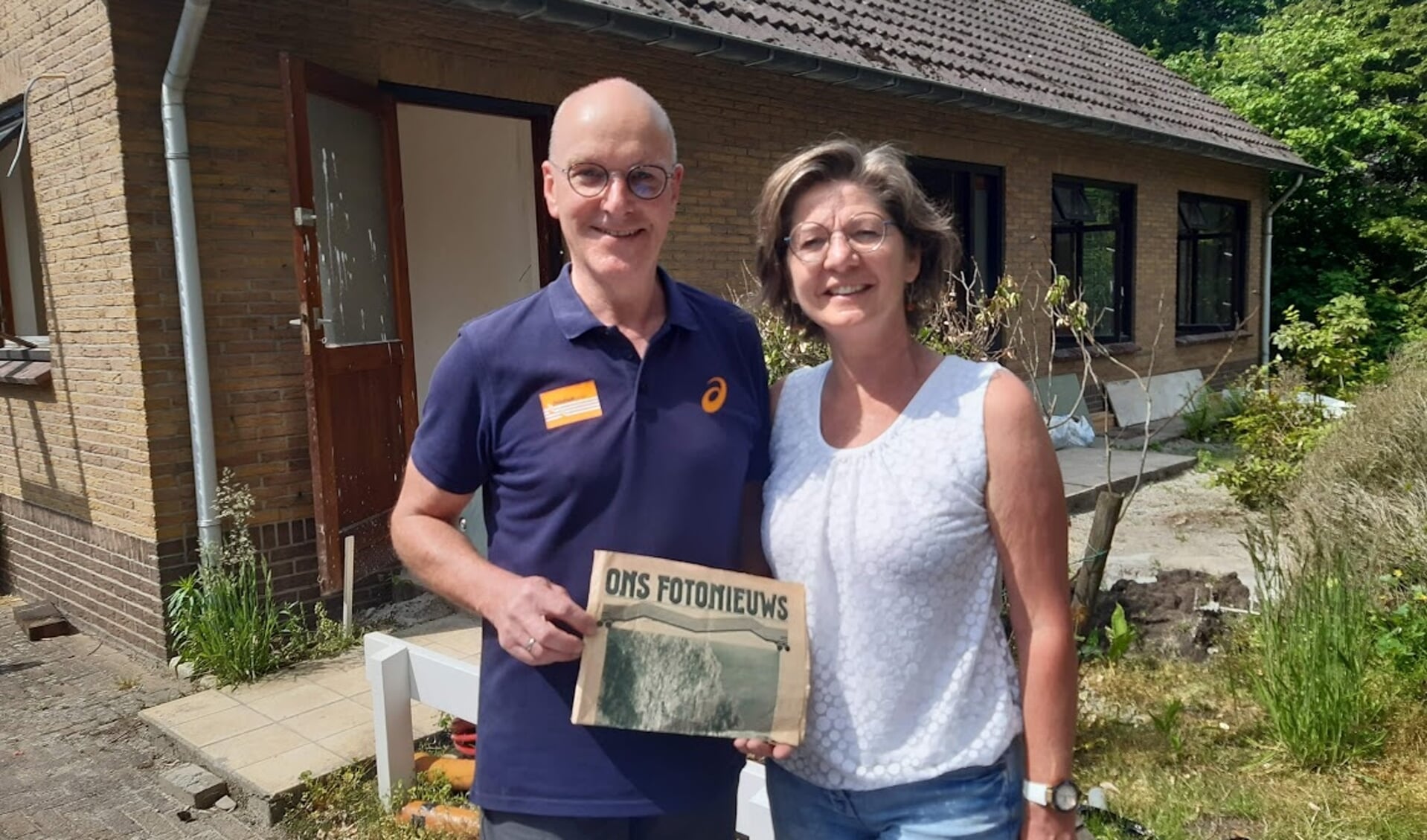 Marieke Gorkink en Peter van den Berg met de gevonden krant uit 1935. Foto: Rens van Schip