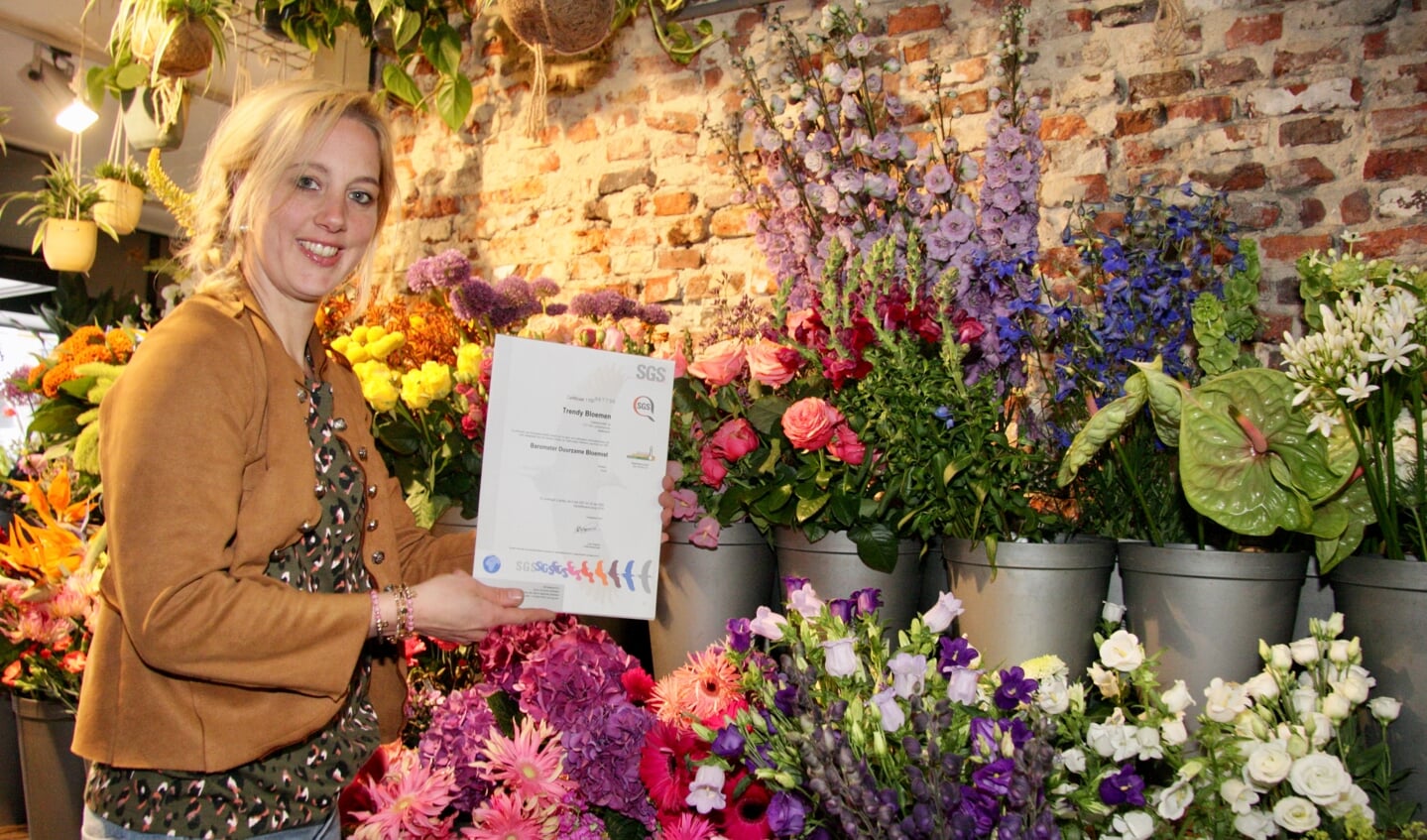 Ellen Kroekenstoel van Trendy Bloemen is trots op het behaalde certificaat: 'Dit is waar ik samen met de medewerkers naartoe heb gewerkt!' Foto: Ondernemersfonds Lichtenvoorde 