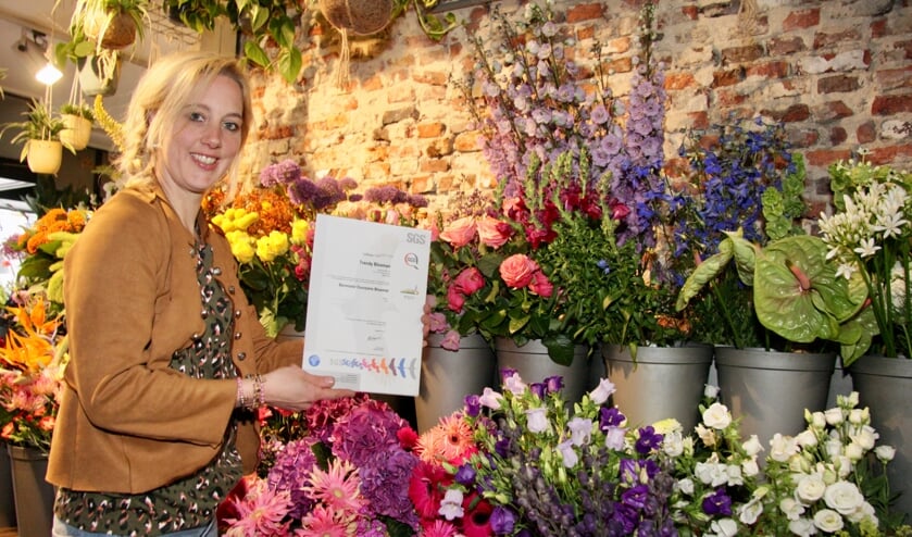 <p>Ellen Kroekenstoel van Trendy Bloemen is trots op het behaalde certificaat: 'Dit is waar ik samen met de medewerkers naartoe heb gewerkt!' Foto: Ondernemersfonds Lichtenvoorde </p>