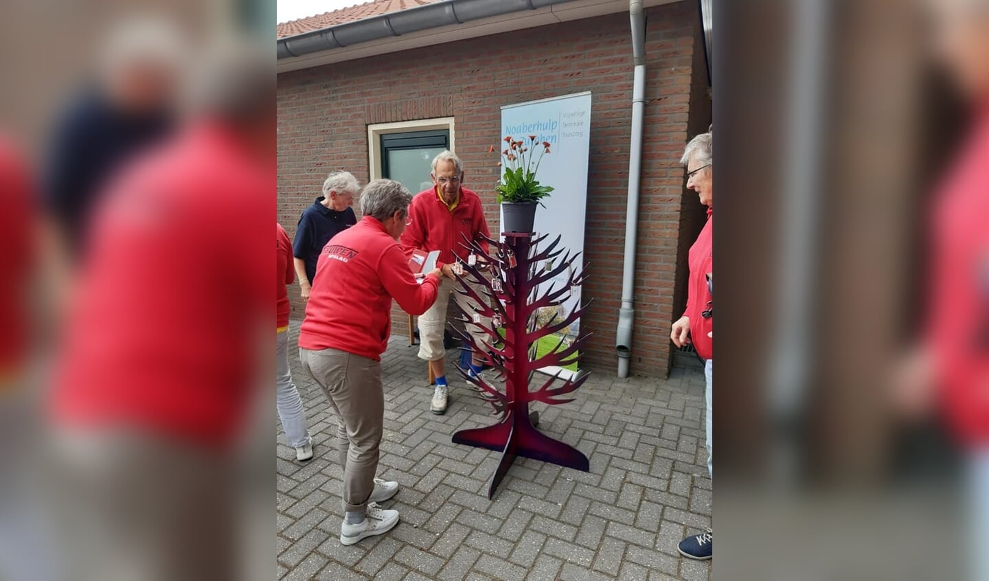 Bij de Kapel De Wildenborch hingen de deelnemers aan de E-bike route een sleutelhanger aan een speciale boom als herinnering aan een overledene. Foto: PR  