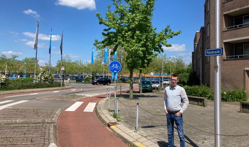 <p>Wethouder Mathijs ten Broeke bij de Polsbroek. In dit gebied ontstond in de negentiende eeuw een woonwijk. Tussen 1967 en 1974 werden hier circa driehonderd arbeiderswoningen gesloopt. Foto: gemeente Zutphen </p>