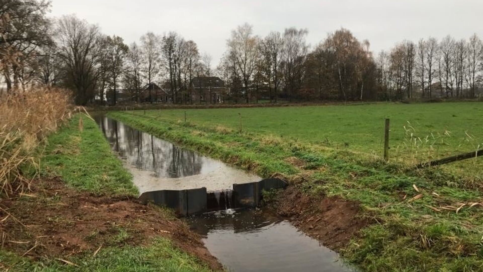 Om zoveel mogelijk water vast te houden, leggen boeren in samenwerking met Waterschap Rijn en IJssel stuwen aan. Hierdoor stroomt het water minder snel weg. Foto: PR