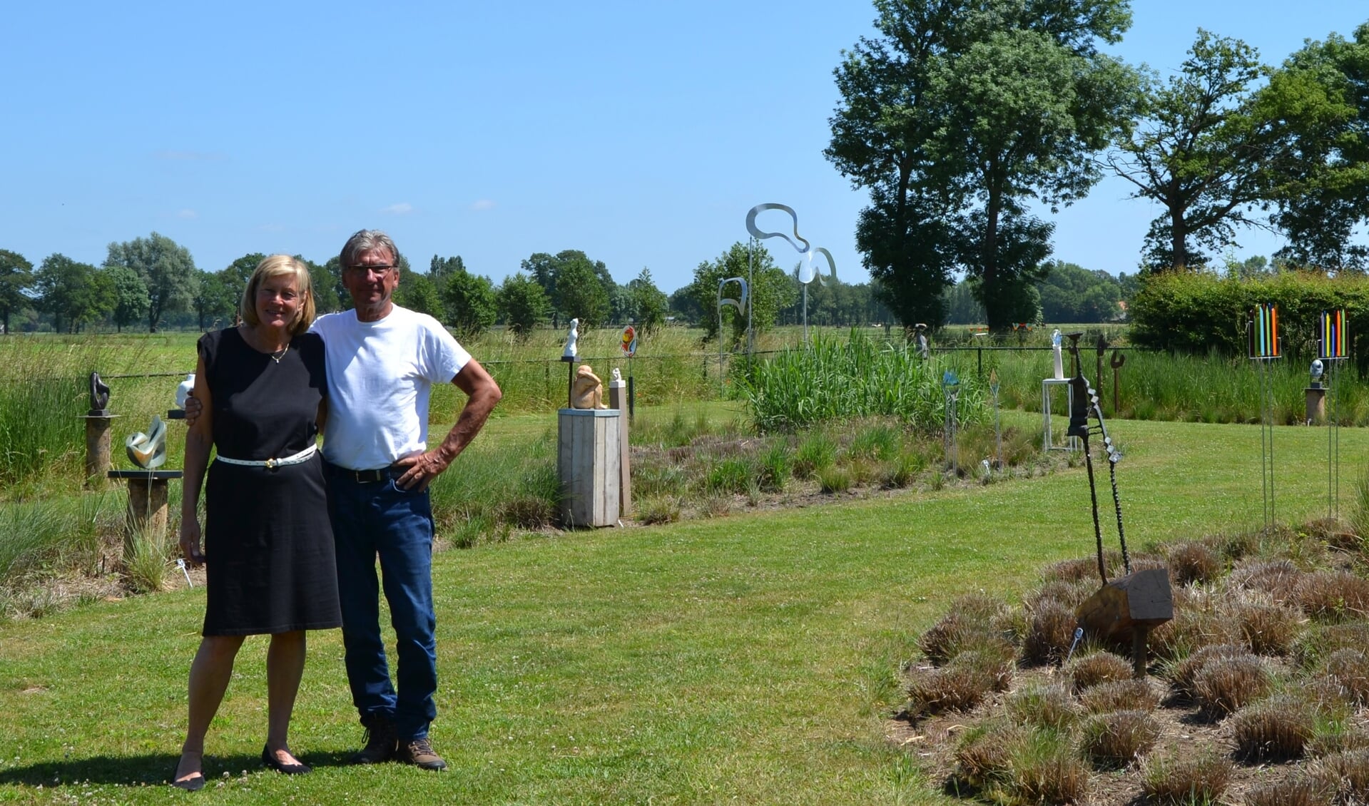 Joep Veldkamp en Ans Engbers in hun beeldentuin. Foto Karin Stronks