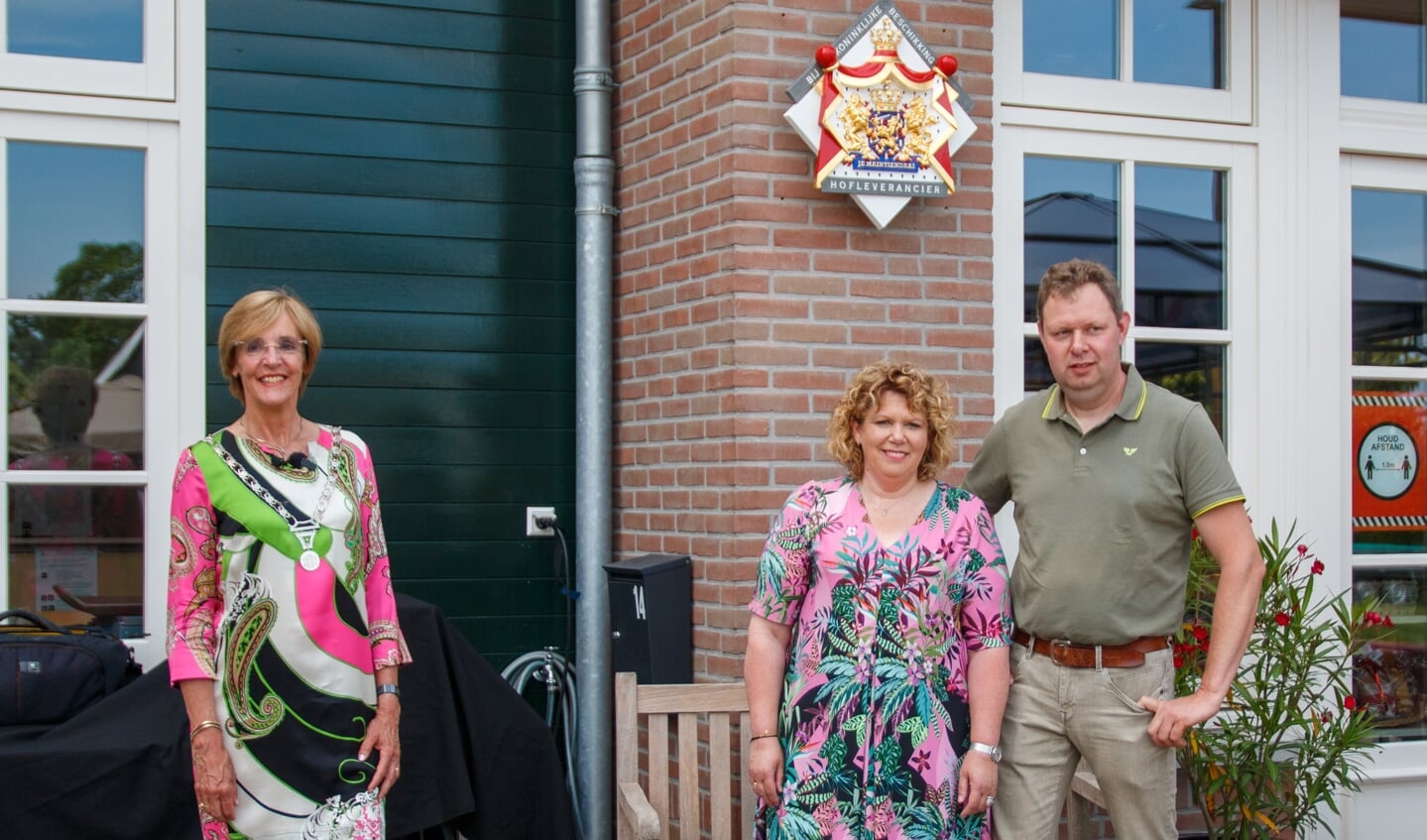 Burgemeester Bronsvoort en echtpaar Pijnappel bij het wapenschild. Foto: Marcel Houwer
