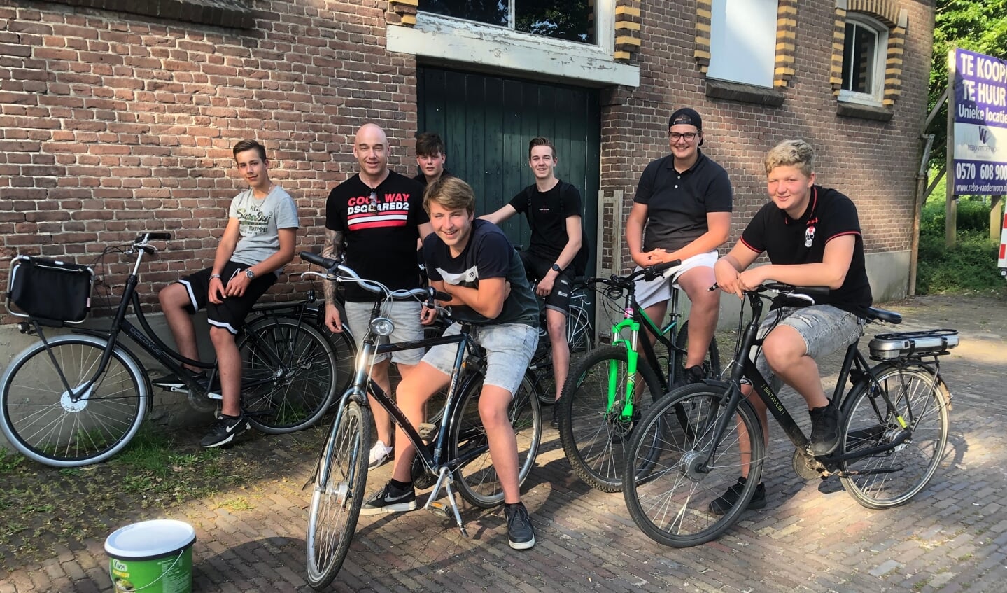 De groep jongeren met de jongerenwerker Paul Koopman van de gemeente Bronckhorst. Foto: Harry Jansen