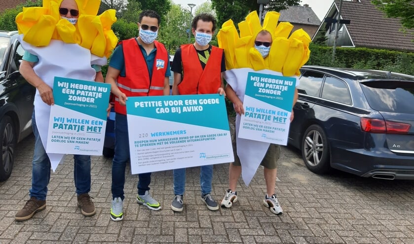 <p>Vanwege coronamaatregelen voerde een kleine delegatie medewerkers, namens honderden anderen, vrijdagmiddag een ludieke actie. Foto: PR</p>