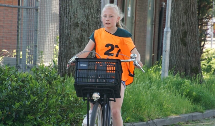 <p>Geconcentreerd legt Iza Zwiening de route van het Verkeersexamen af. Foto: Frank Vinkenvleugel</p>