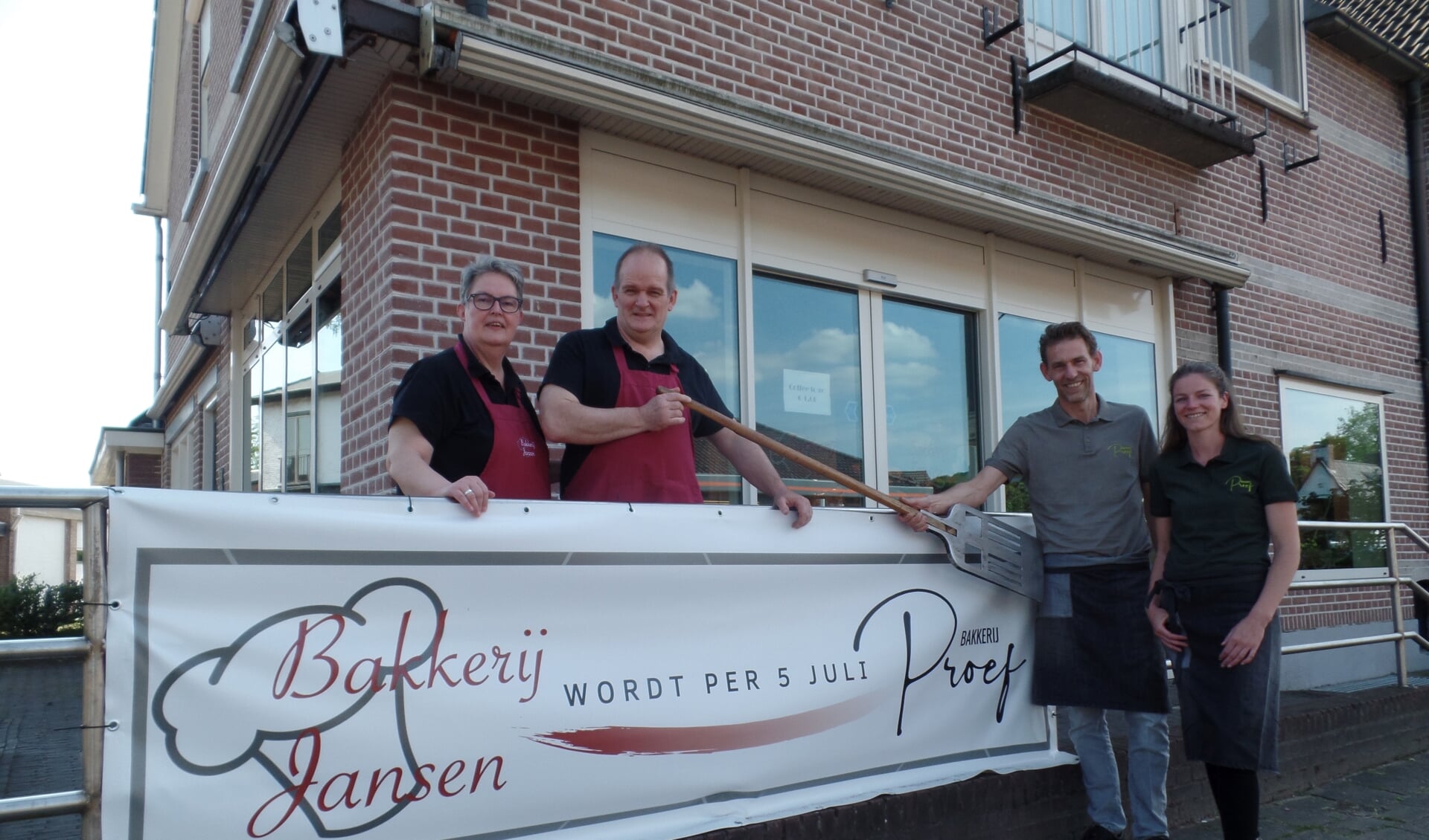Arjan en Mathilde Jansen (l) nemen begin juli afscheid van Bakkerij Jansen. Menno Meijer en Vera van Bemmel zetten de Barchemse bakkerij voort onder de nieuwe naam Bakkerij Proef. en Foto: Jan Hendriksen. 
