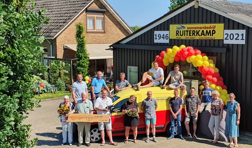 <p>Zondag 13 juni vierde aannemersbedrijf Ruiterkamp met familie en personeelsleden haar 75-jarig bestaan. Foto: PR</p>