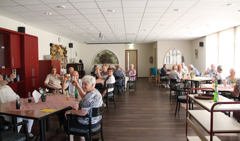 Proost! Op een smakelijke maaltijd en een gezellig samenzijn. Foto: Annekée Cuppers