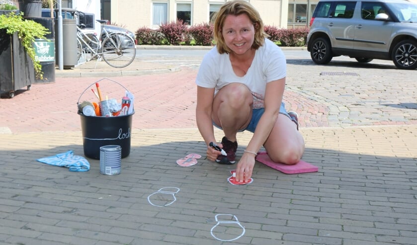 <p>Barber van Leeuwen bezig aan het begin in de Molenstraat. Foto: Arjen Dieperink</p>