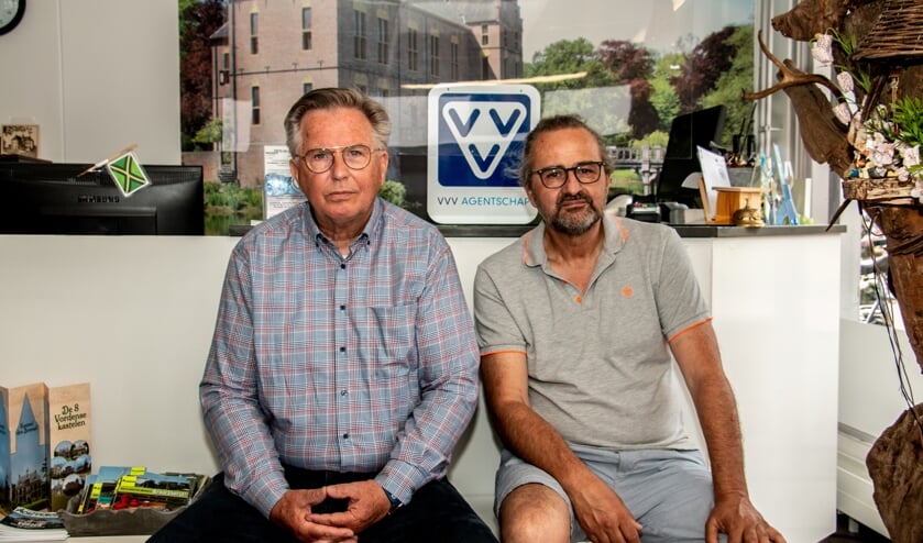 <p>Peter Meulenbroek (l.) en Grieto Zeeman in de winkel van het VVV Vorden aan de Dorpsstraat 12. Foto: Liesbeth Spaansen</p>