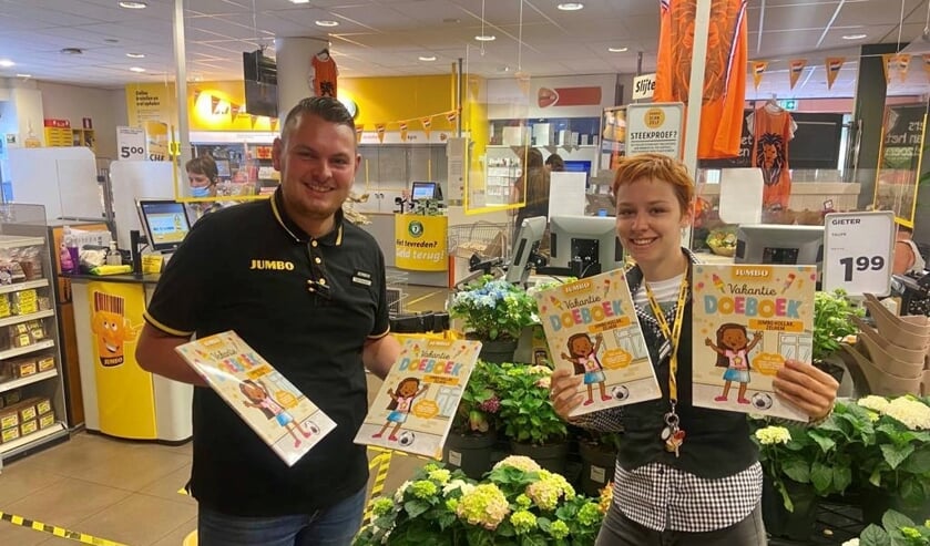 <p>Medewerkers van Jumbo Hollak met het Doeboek. Foto: PR</p>