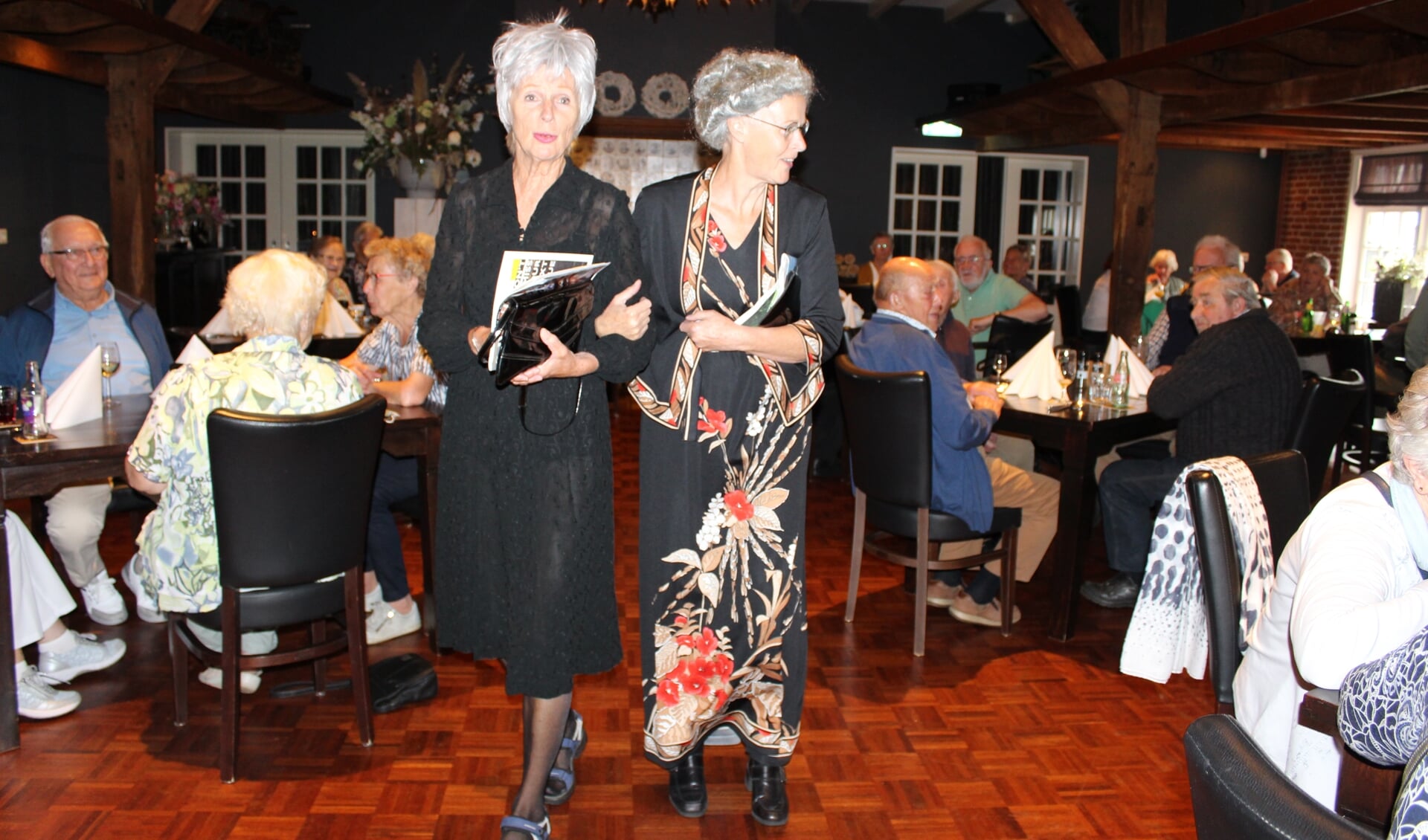 Twee 'oudere dames' namen op humorvolle wijze de coronaperiode nog even door. Foto: PR