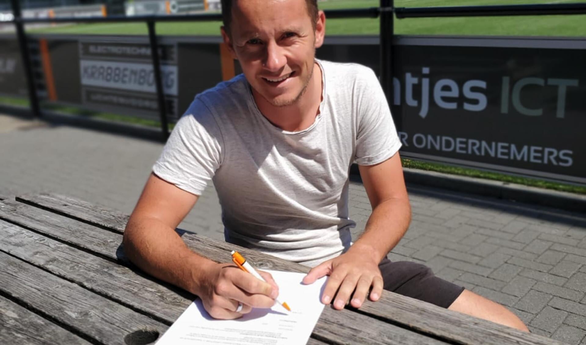 Remco van Leeuwen ondertekent zijn contract bij Longa '30. Foto: PR