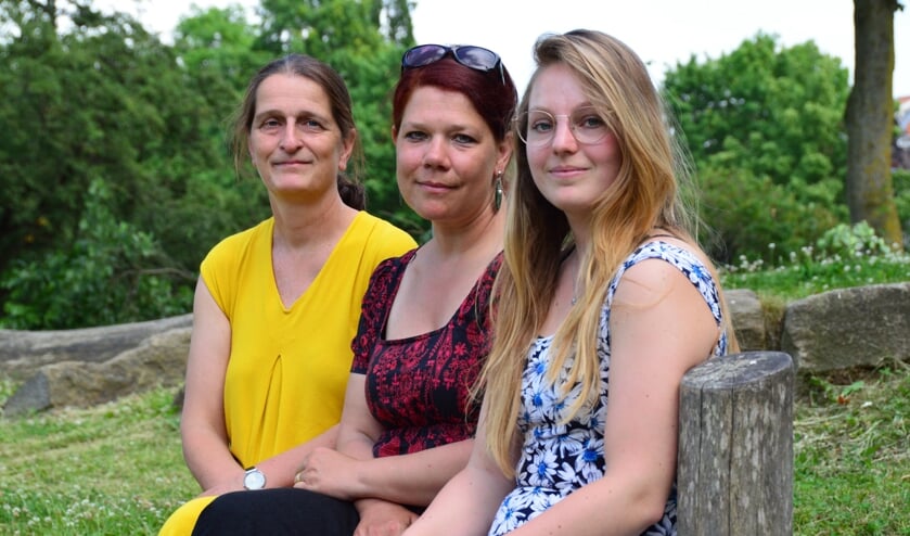 <p>Oprichters Saskia Spliet, Marie van Overbeeke en Marleen de Wit. Marre Bouwhuis kon niet aanwezig zijn. Foto: Alize Hillebrink </p>