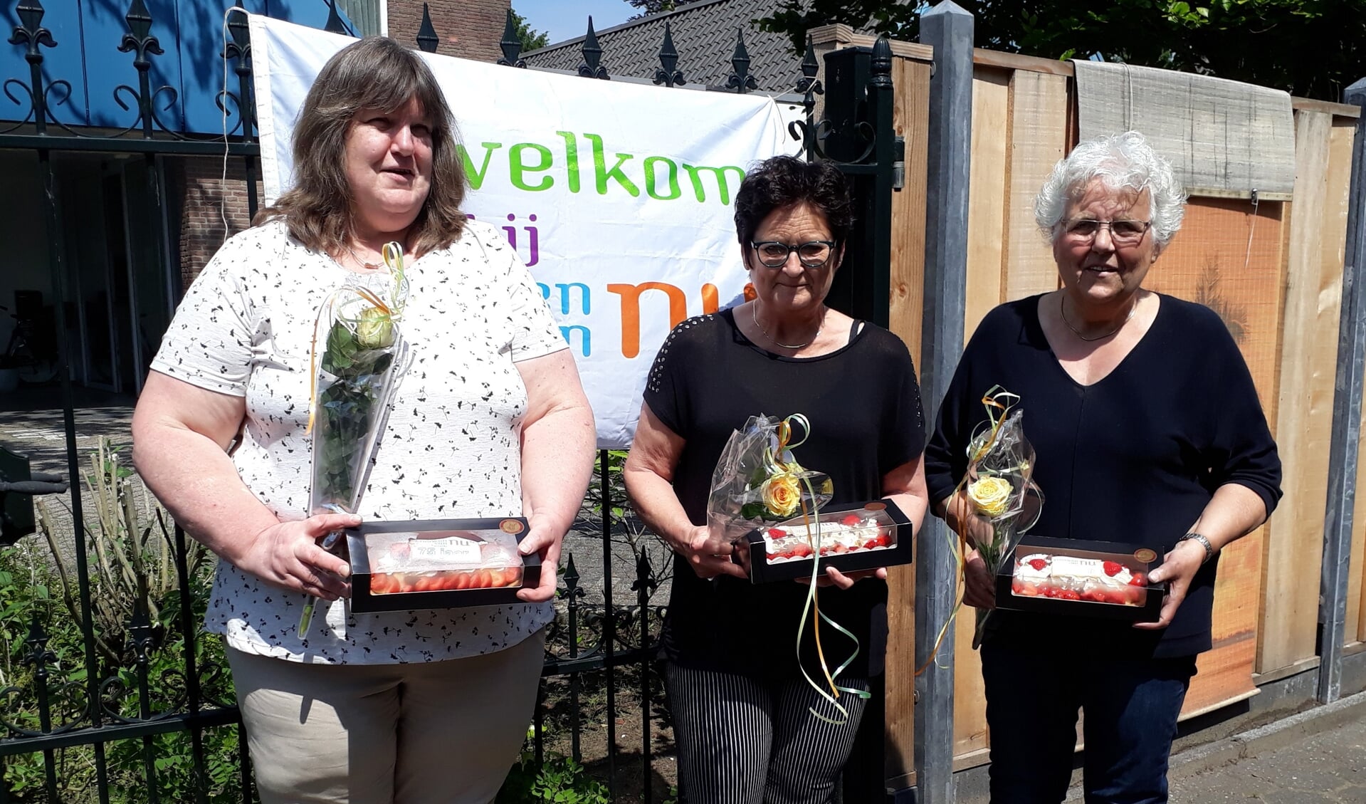 Ineke Vruggink, Gerrie Kranenburg en Bertha Klein Wassink ontvingen naast een aarbeiien slagroomslof ook een roos. Foto: PR. 