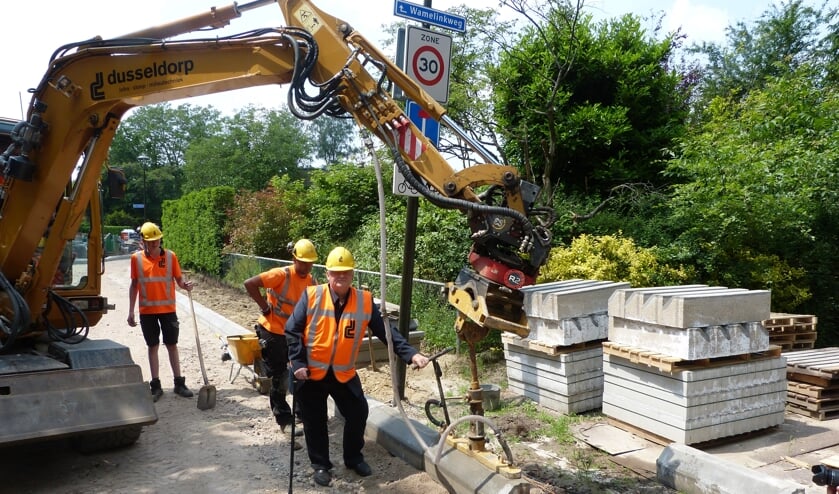 Wethouder Bert Frings heeft zojuist een stoeprand op cementloos beton geplaats. Foto: Bernhard Harfsterkamp