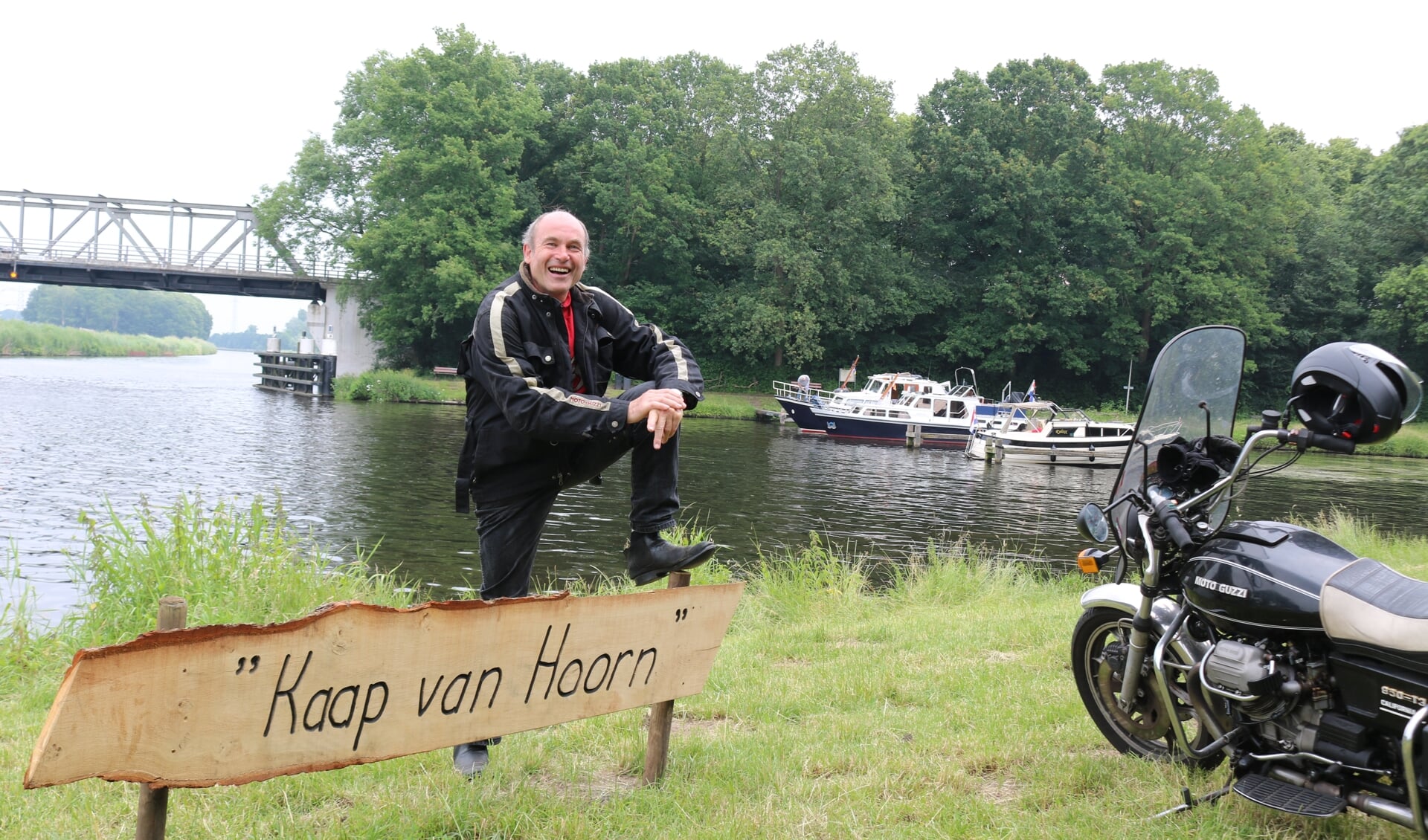 Sjef van Hoorn bij 'Kaap van Hoorn', met op de achtergrond de recreantenhaven. Foto: Arjen Dieperink