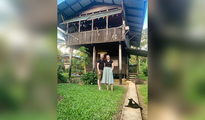Remie Stronks en Hanneke Bakker voor hun woning in Papoea Nieuw Guinea. Foto Eigen foto