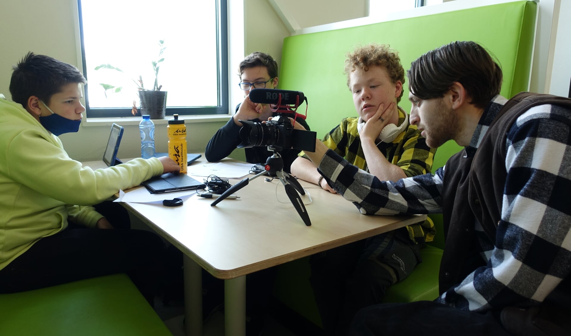 Leerlingen Kick Waanders (Eibergen), Joris Morsink (Neede) en Huub Heinneman (Neede) samen controleren samen met filmcoach Kadir Kücük het beeld en geluid op de camera. Foto: PR