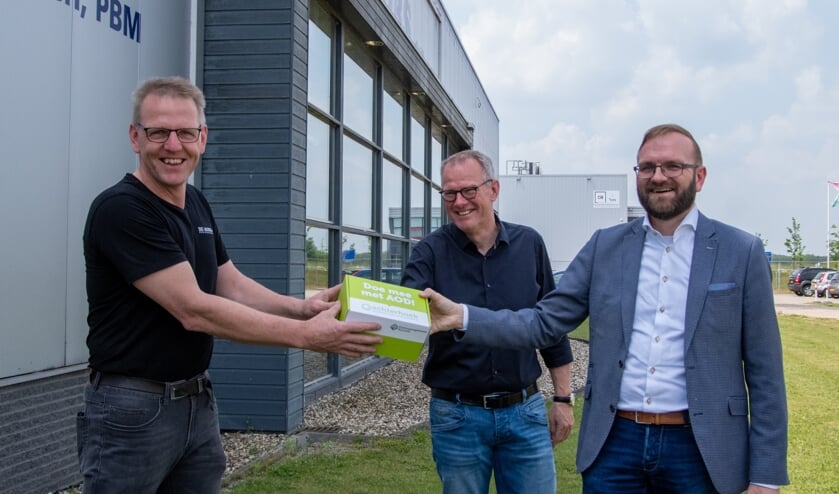 <p>Wethouder Gerjan Teselink (rechts) en Harm ten Hoopen van de gemeente Berkelland overhandigen symbolisch het eerste ‘groene’ pakketje aan Bouke Walvoort (links), directeur van De Mors. Foto: Marlie Nieuwenhuis</p>
