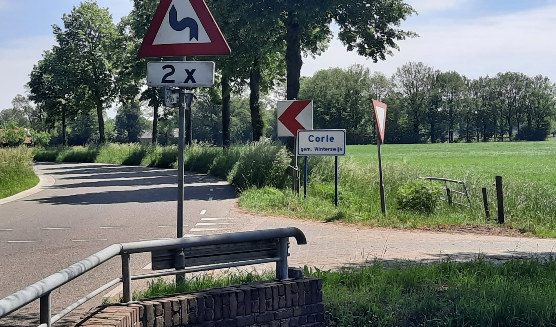 De gemeente Winterswijk wil met het vrachtwagenverbod de kern van Corle ontzien. De gemeente Oost Gelre stemt niet in met het verzoek. Foto: Kyra Broshuis