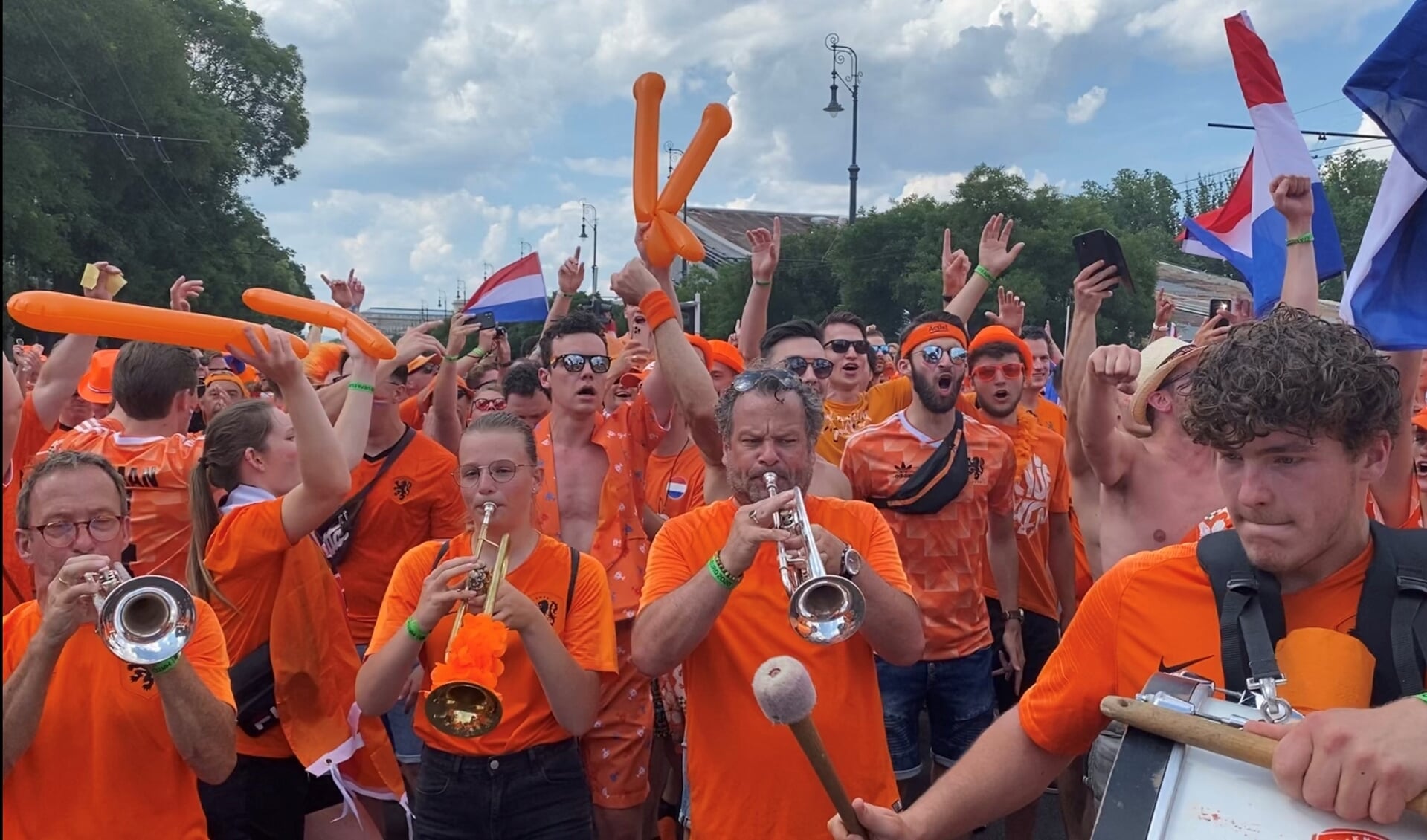 ’t Spul(t) leidt over de fanwalk het Oranjelegioen naar de Ferenc Puskás Aréna in Boedapest. Pal in het midden, blazend op zijn trompet, woordvoerder Rik Verschure. Eigen foto         