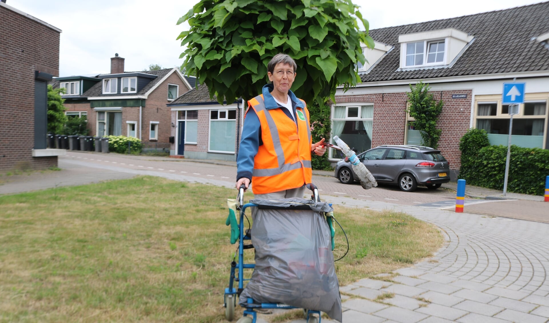 Met scherpe blik speurt Ria Varenhorst naar afval. Foto: Arjen Dieperink