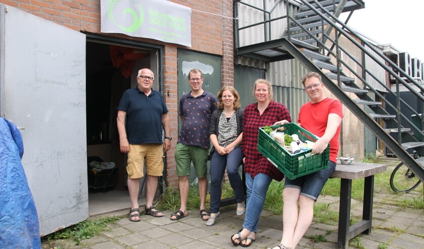 <p>De organisatie van Goed Volk. Vlnr: Wim Nijenhuis, Charles Krabben, Sandra Habers, Maria Neumann en Ben Freriks. Foto: Annekée Cuppers</p>