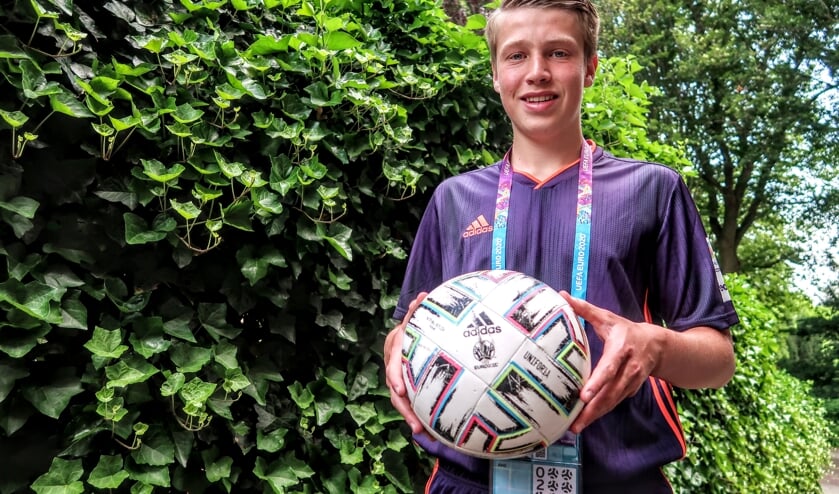 <p>Voor zijn optredens als ballenjongen tijdens het EK voetbal kreeg Hengeloër Ben Wijkamp een compleet tenue van voetbalbond UEFA. Foto: Luuk Stam</p>