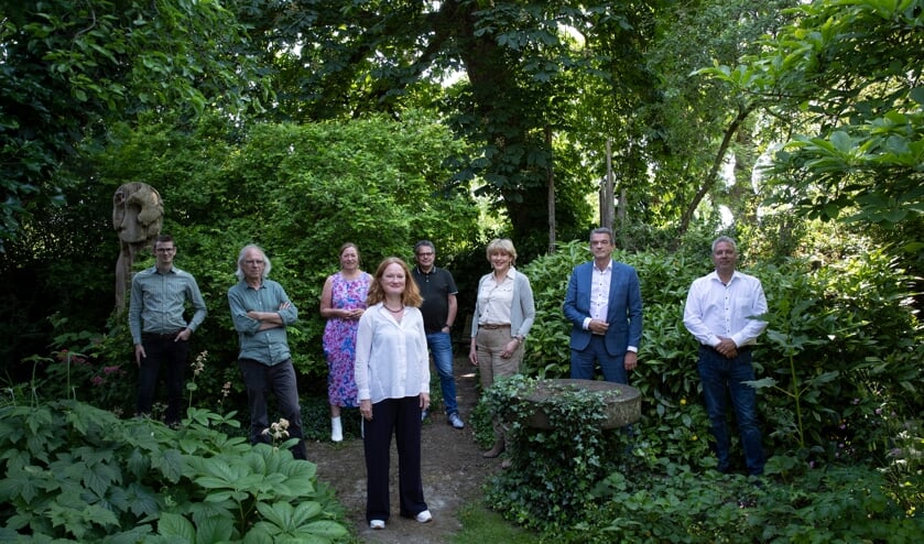 <p>Vlnr: Mathijs ten Broeke (wethouder cultuur), Vincent Peppelenbosch (Dat Bolwerck), Jacqueline Roelofs (Graafschap bibliotheken), Lisette Lagerweij (Muzehof), Frans Laarakker (Gelderveste), Tiana Wilhelm (Musea Zutphen), Toon Geluk (Archipel), Marthijn Manders (SKGB). Niet aanwezig waren: Johan Boonekamp (Hanzehof), Hans Heesen (Luxor) en Elza Boukje Lap (Cordeo). Foto: Patrick van Gemert</p>