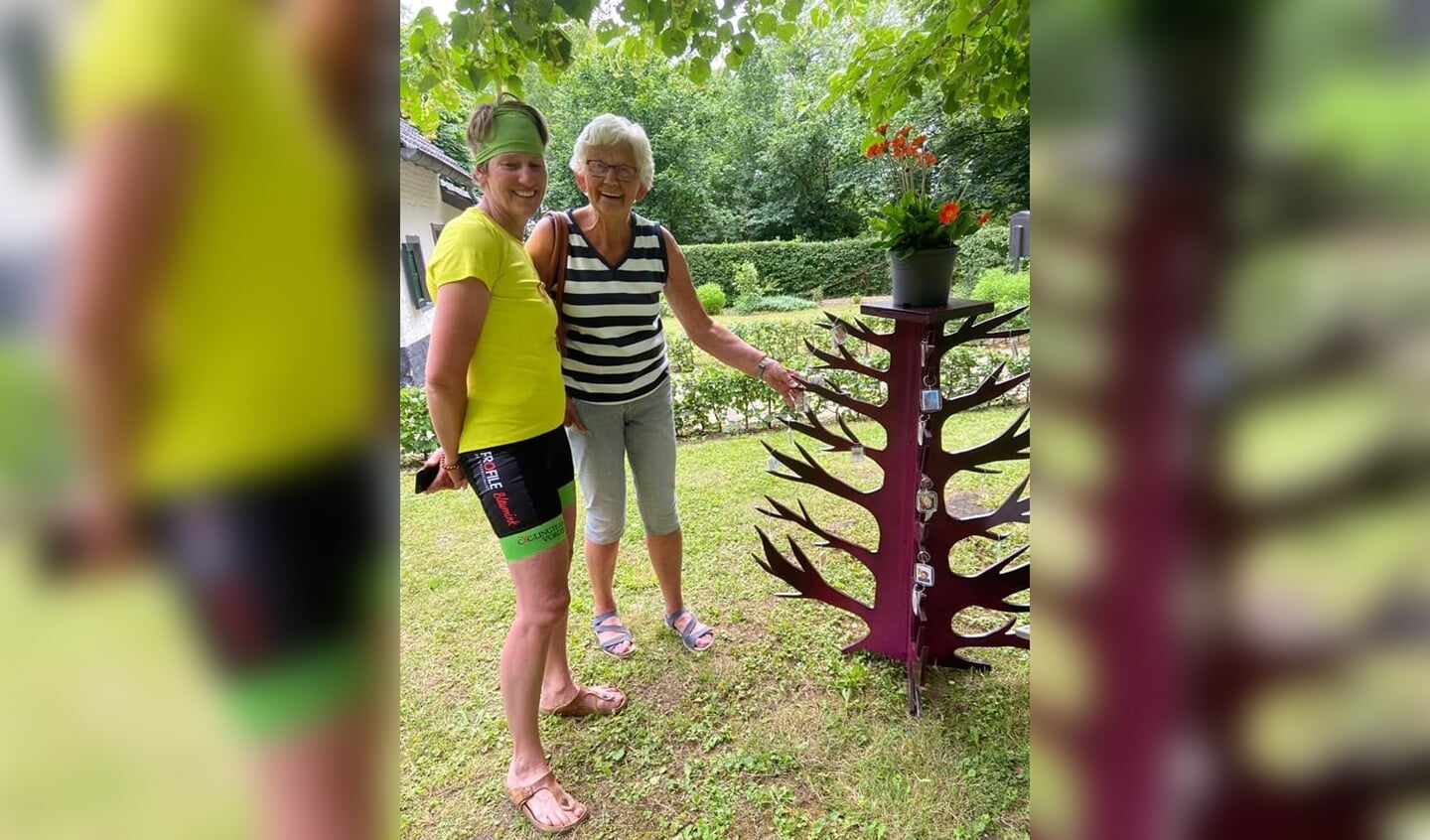 Bij 'De Kluis' in Valkenburg hingen de deelnemers een sleutelhanger in een speciale boom als herinnering aan een overleden dierbare. Foto: PR  