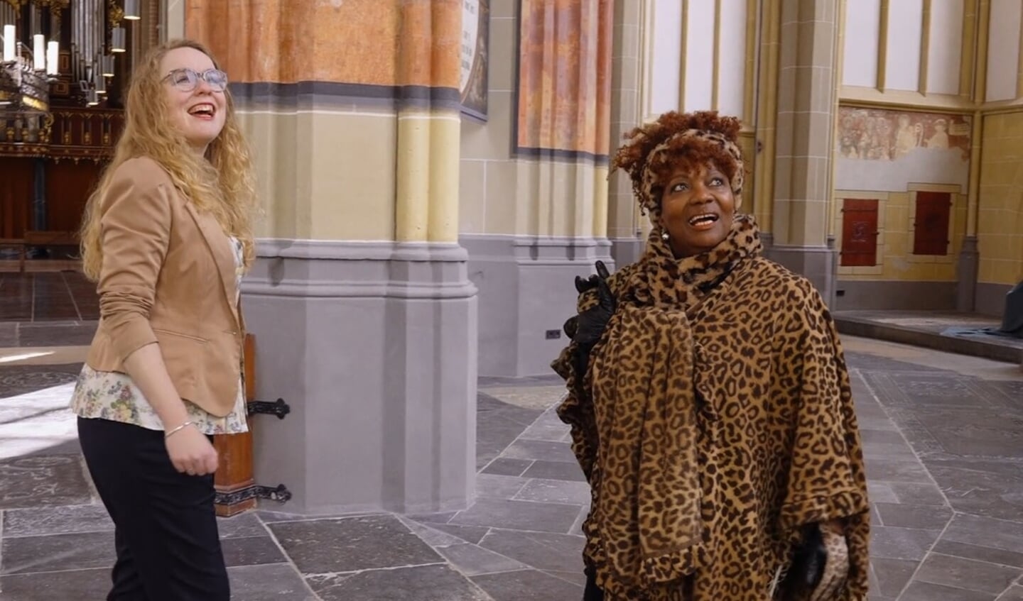 Gerda Havertong is onder de indruk van wat er in de Walburgiskerk te zien is. Screenshot uit de video