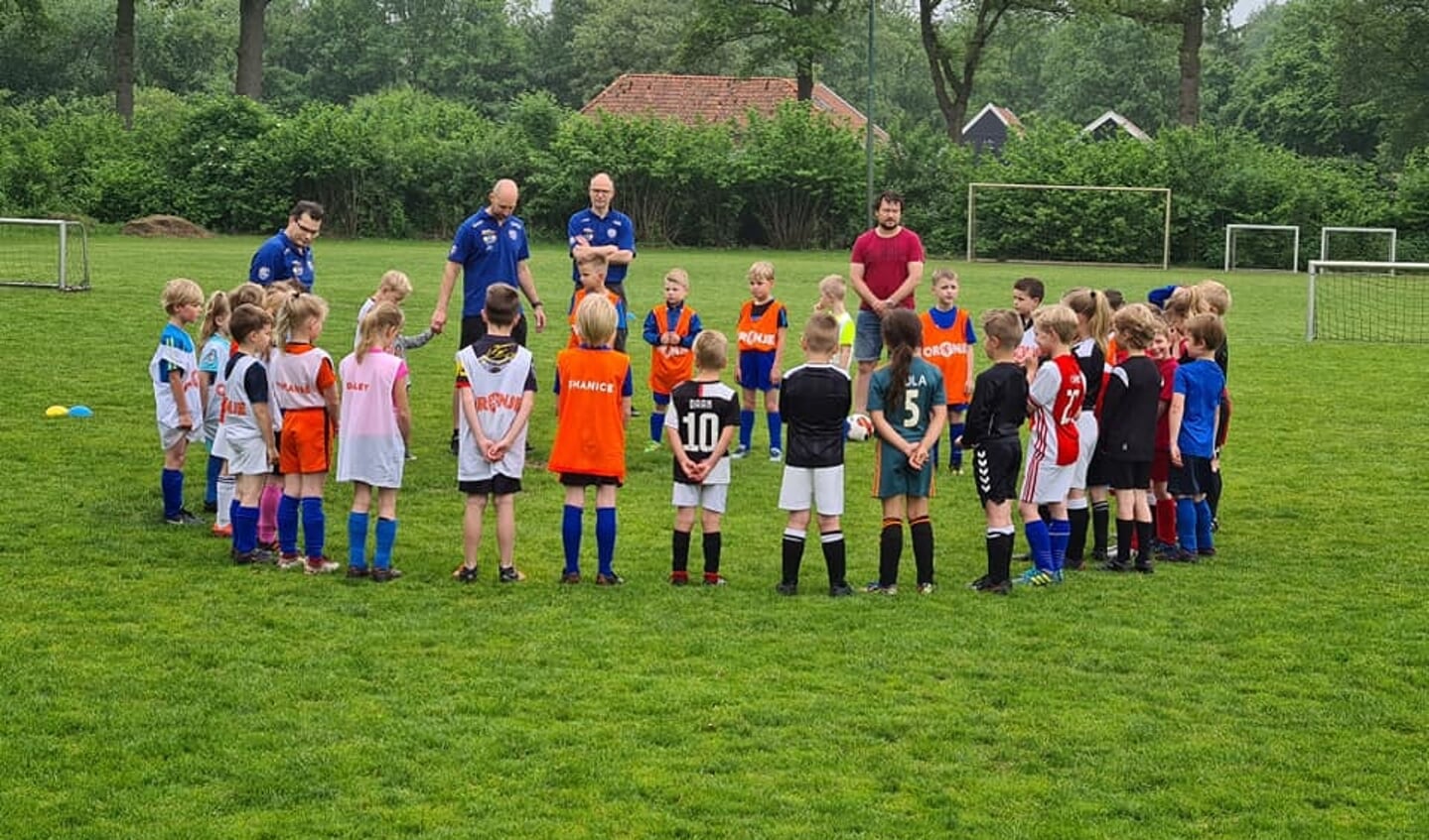 Drie teams van DEO JO7 houden gezamenlijk met de leeftijdsgenoten van SP Neede een minuut stilte voor aanvang van hun eerste échte wedstrijd sinds lange tijd. Dit vanwege het overlijden van een erelid van SP Neede. Foto: PR