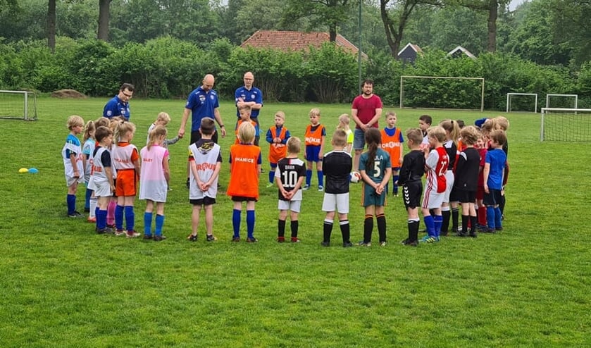 <p>Drie teams van DEO JO7 houden gezamenlijk met de leeftijdsgenoten van SP Neede een minuut stilte voor aanvang van hun eerste échte wedstrijd sinds lange tijd. Dit vanwege het overlijden van een erelid van SP Neede. Foto: PR</p>