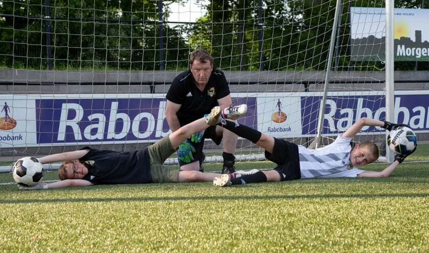 Thom (links) en Pepijn met keeperstrainer Benito Derks. Foto: Marco ter Haar