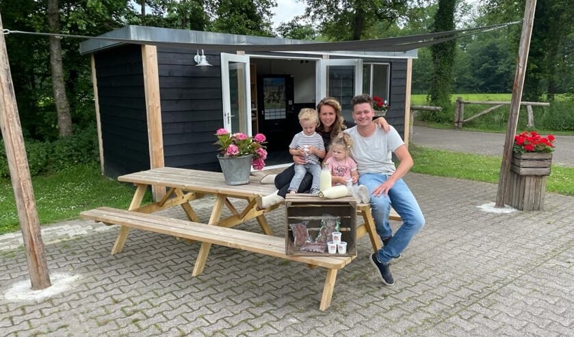 Dirk en Robin en hun kinderen Anna en Bram genieten van het verse schepijs. Foto: De Roodheuvel