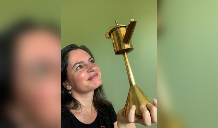 <p>Heidy Tesink koestert het door haar bij de kringloop gevonden olielampje dat decennia geleden in Koperslagerj Tesink is gemaakt. Foto: Heidy Tesink</p>