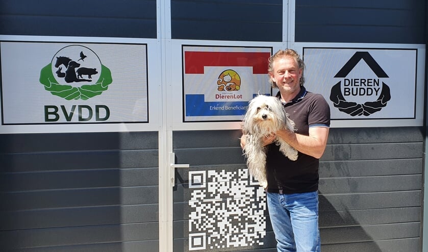 Foto: Frank Dogterom voor zijn pand waar de stichting is gevestigd. Foto: Rob Weeber