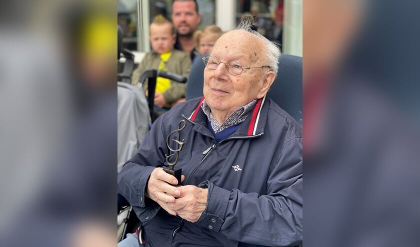 <p>Voor het 75-jarige lidmaatschap ontving de heer Lubbers een oorkonde en een standbeeldje met een G-sleutel. Foto: M. Blijleven</p>