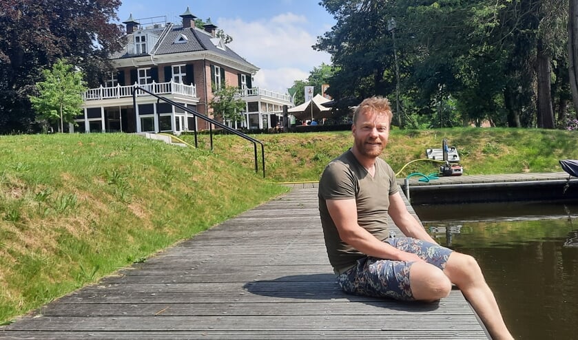 <p>Michaël Lammers op de steiger bij Brouwersnos. Vanaf hier gaat hij kanotochten organiseren op de Grolse gracht. Foto: Kyra Broshuis</p>